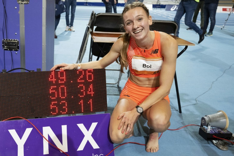 Quem bateu o recorde de 400m em 82?