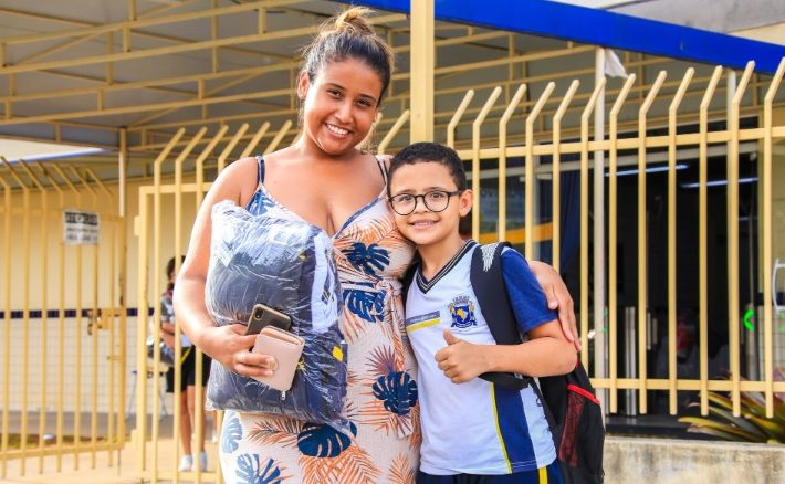 Alunos da rede municipal de Santana de Parnaíba recebem uniformes escolares completos já nos primeiros dias de aula