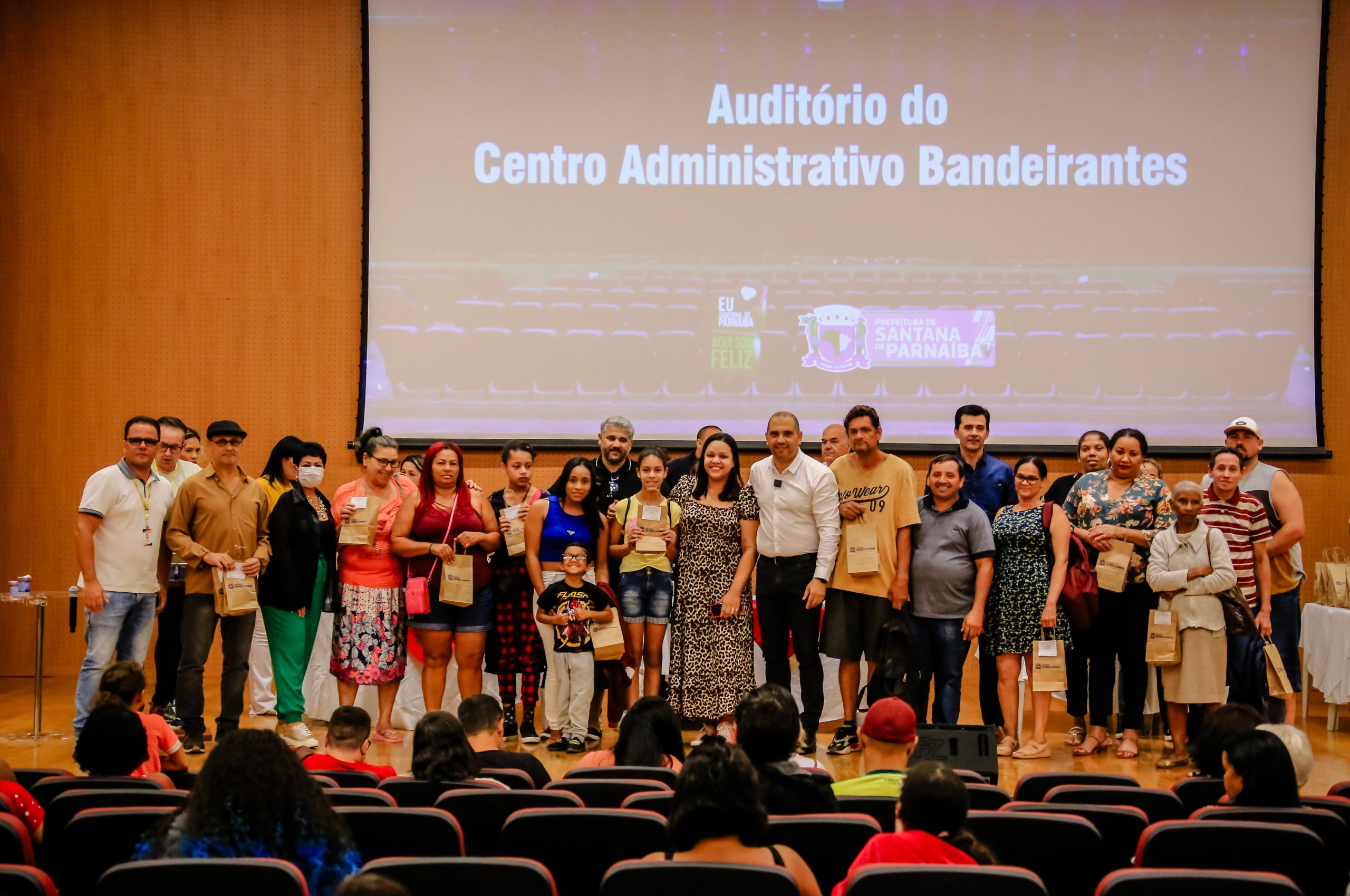 Prefeito Marcos Tonho entrega 170 óculos de grau gratuitamente para cadastrados nos CRAS de Santana de Parnaíba