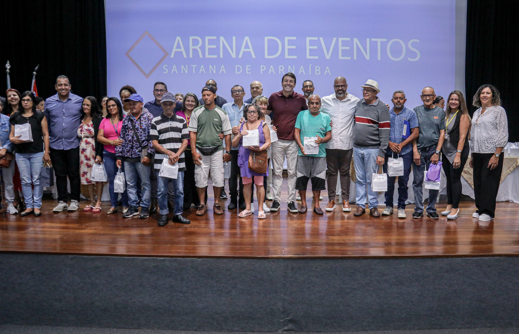 Prefeito Elvis Cezar entrega 90 aparelhos auditivos a moradores atendidos pelos CRAS