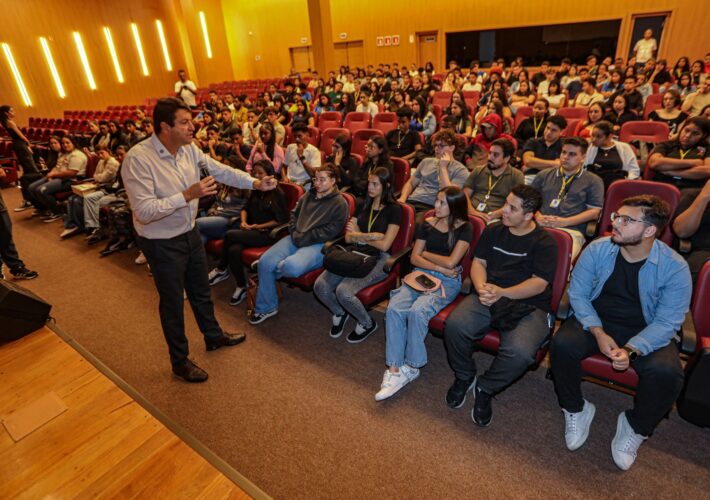 Estagiários de Santana de Parnaíba participam de palestra sobre carreira e mercado de trabalho