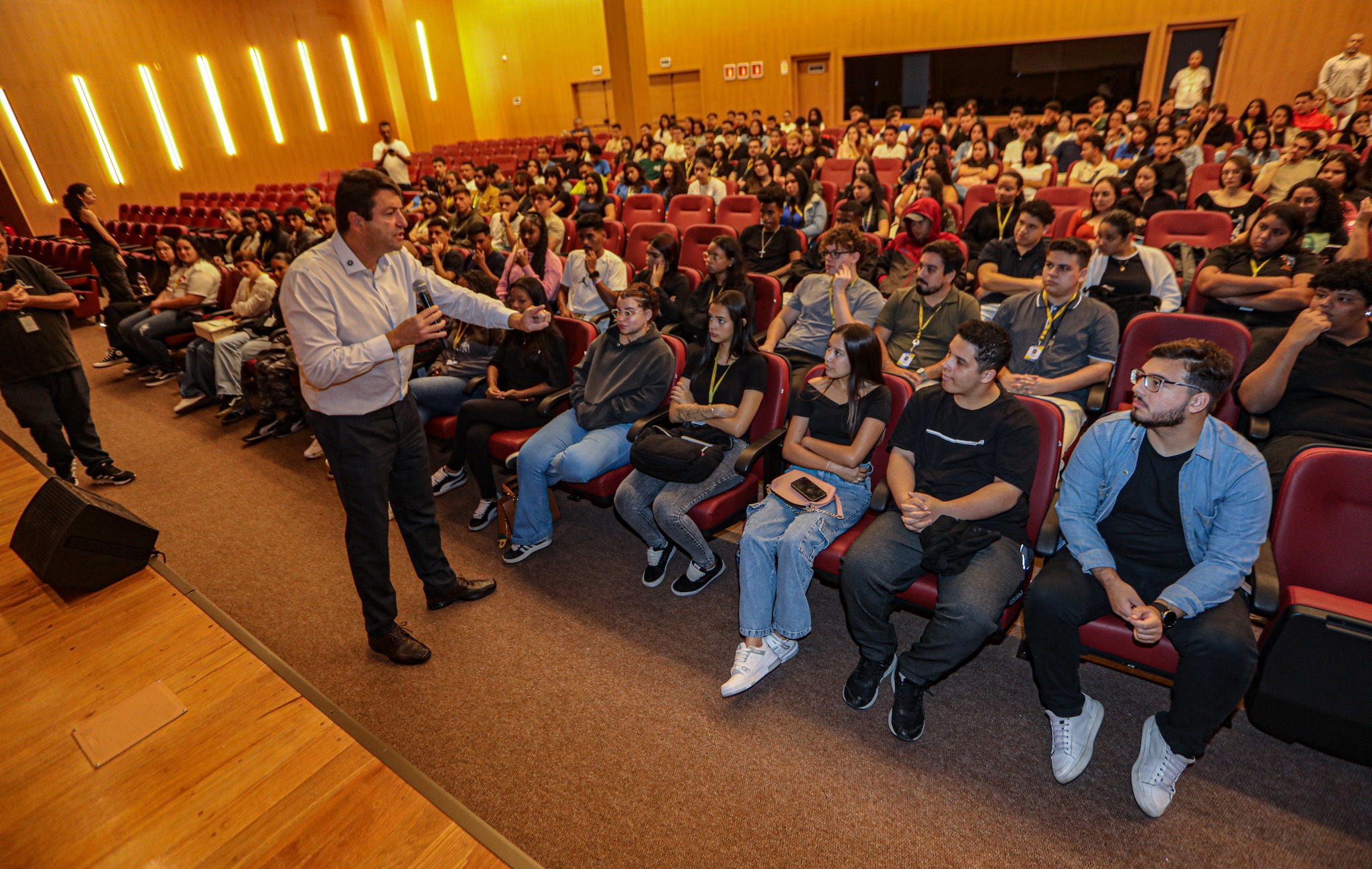Estagiários de Santana de Parnaíba participam de palestra sobre carreira e mercado de trabalho