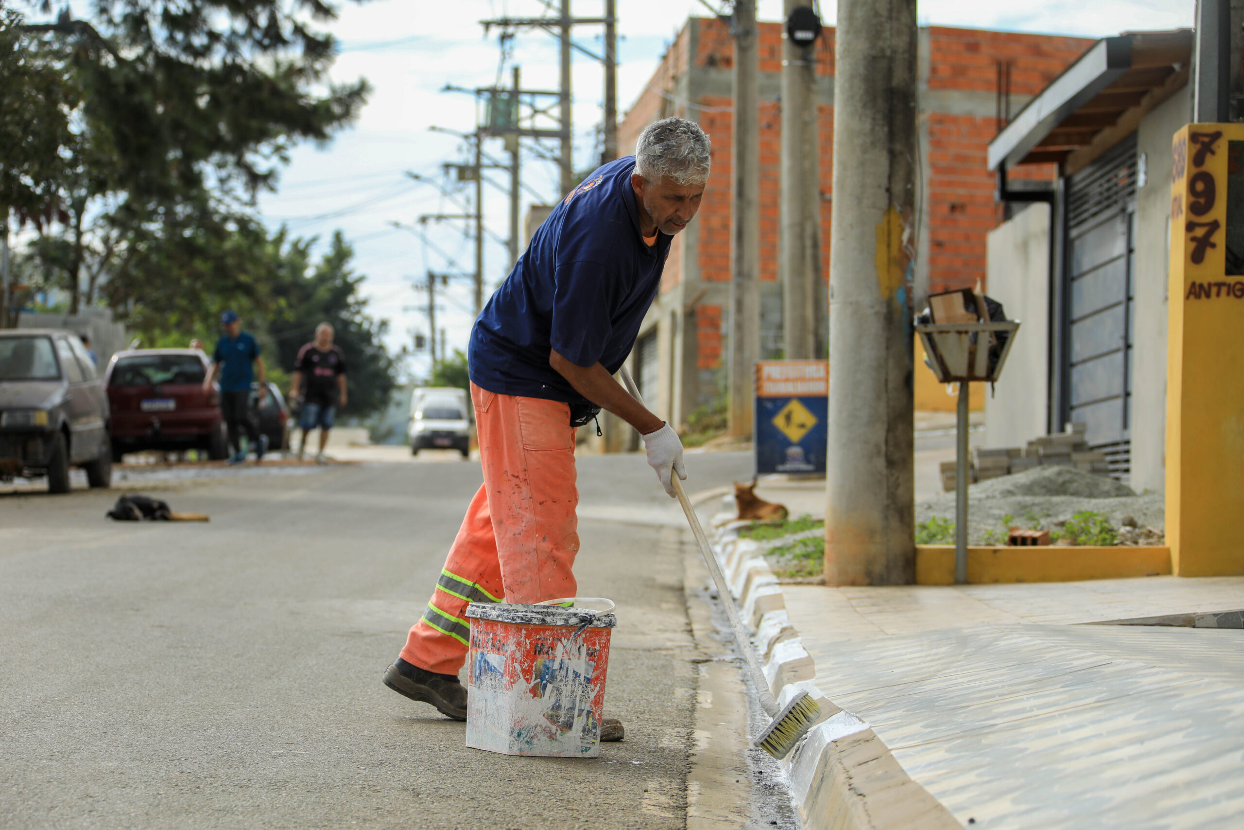 Bairro Cristal Park 4 recebe Operação Bairro Limpo com serviços de zeladoria e manutenção