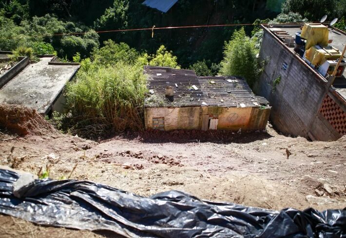 Prefeitura retoma construção de muro de arrimo na Rua Canárias, na Vila Lemar
