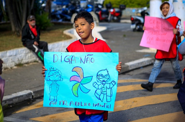 “Chega de exploração, criança quer educação”: 5º ano da EMEB Arnaldo Guassieri faz caminhada contra o trabalho infantil