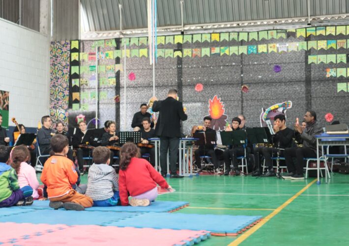 Orquestra Filarmônica de Caieiras encanta alunos da EMEB Dr. Gino Dártora com espetáculo interativo