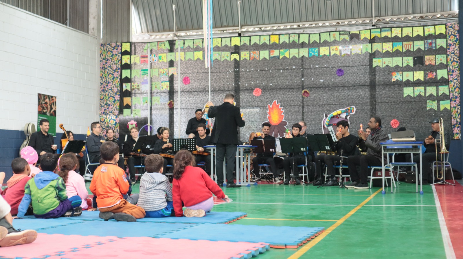 Orquestra Filarmônica de Caieiras encanta alunos da EMEB Dr. Gino Dártora com espetáculo interativo
