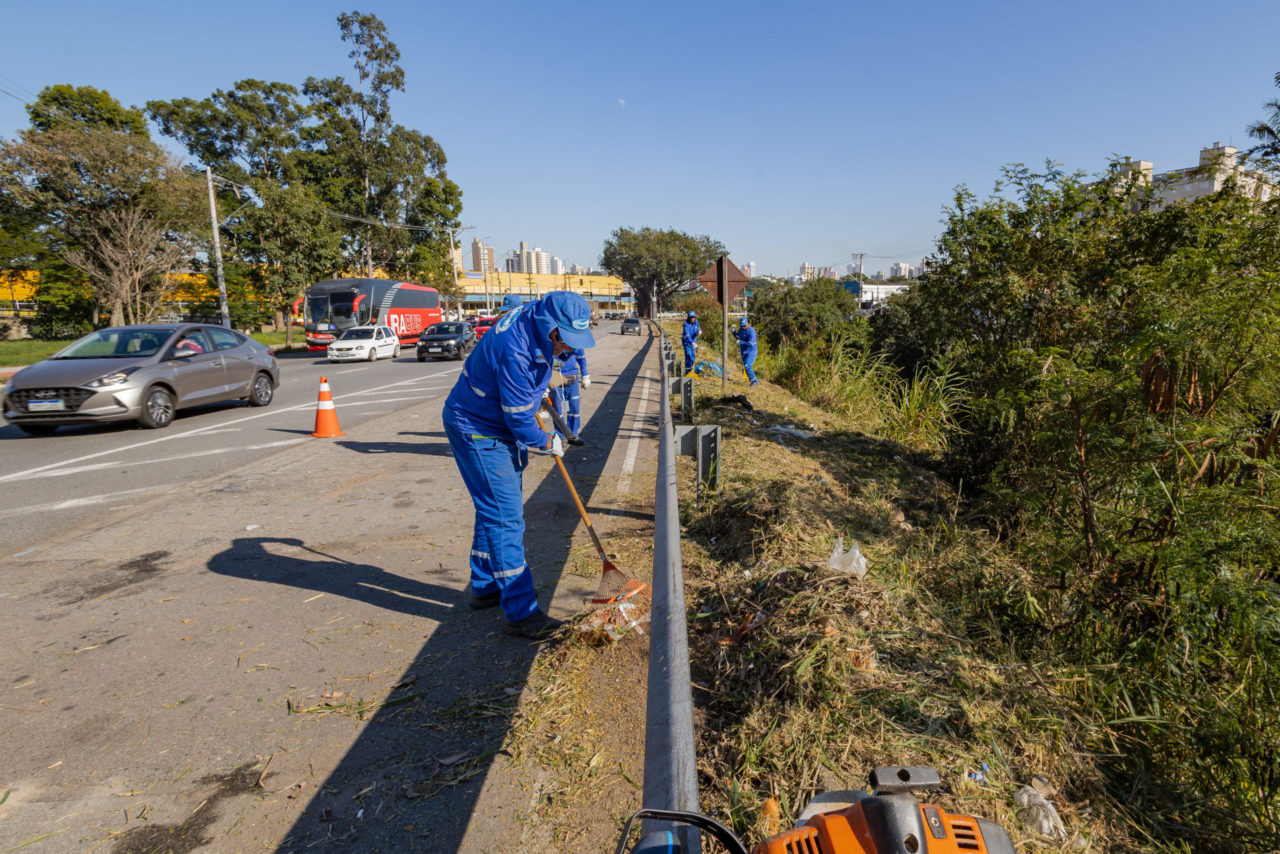 Prefeitura inicia corte de mato e limpeza na marginal do Rio Jundiaí