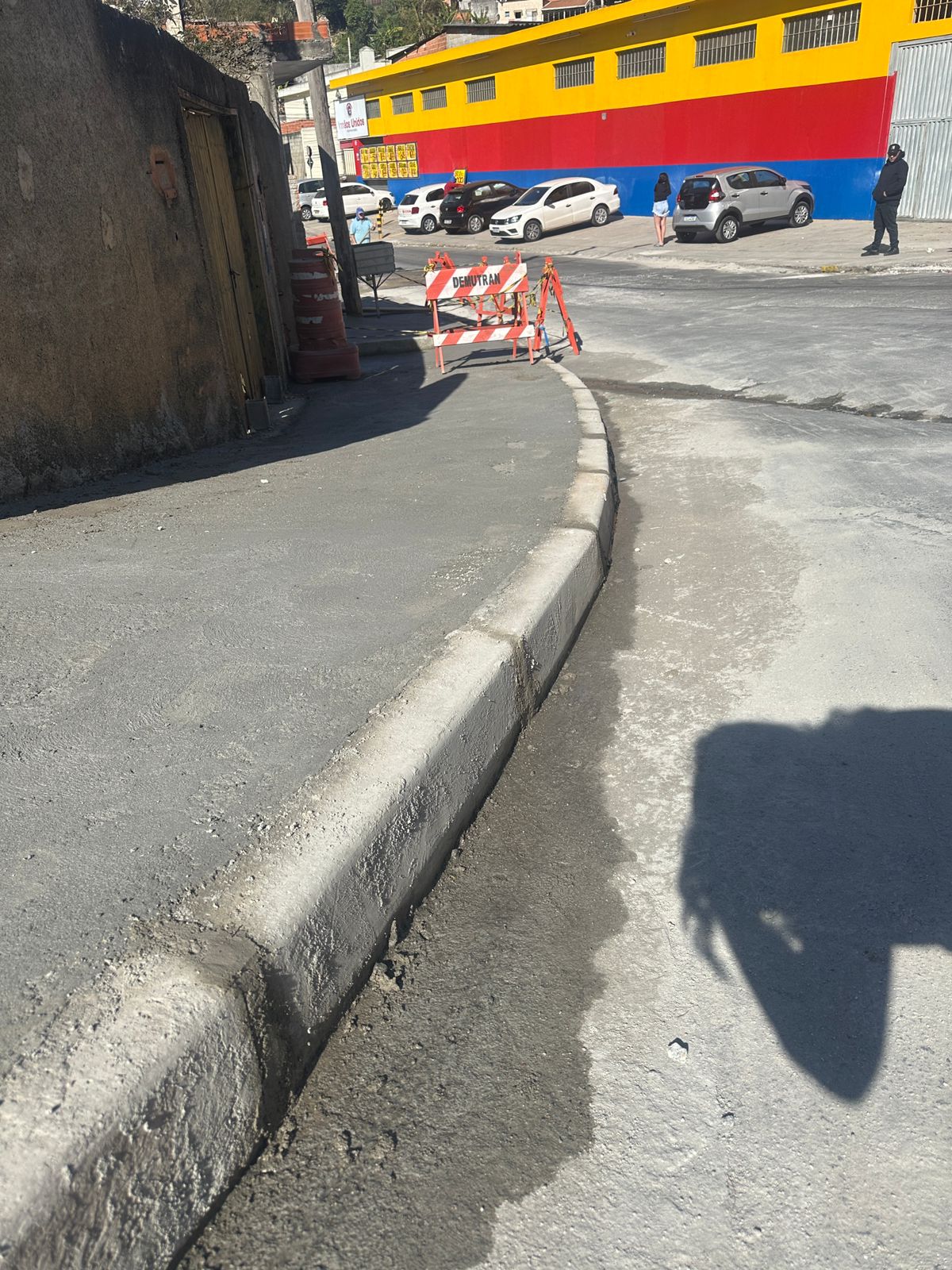 Prefeitura de Caieiras constrói calçada na Rua Anita Garibaldi