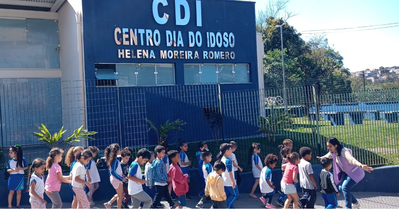 Empatia e convivência: crianças e idosos compartilham experiências no CDI