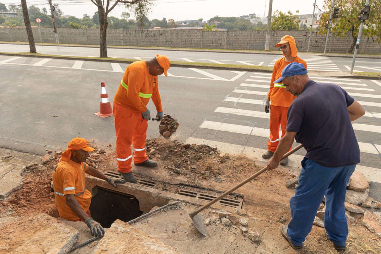 Prefeitura realiza limpeza e desobstrução de bocas de lobo na Avenida Antônio Pincinato
