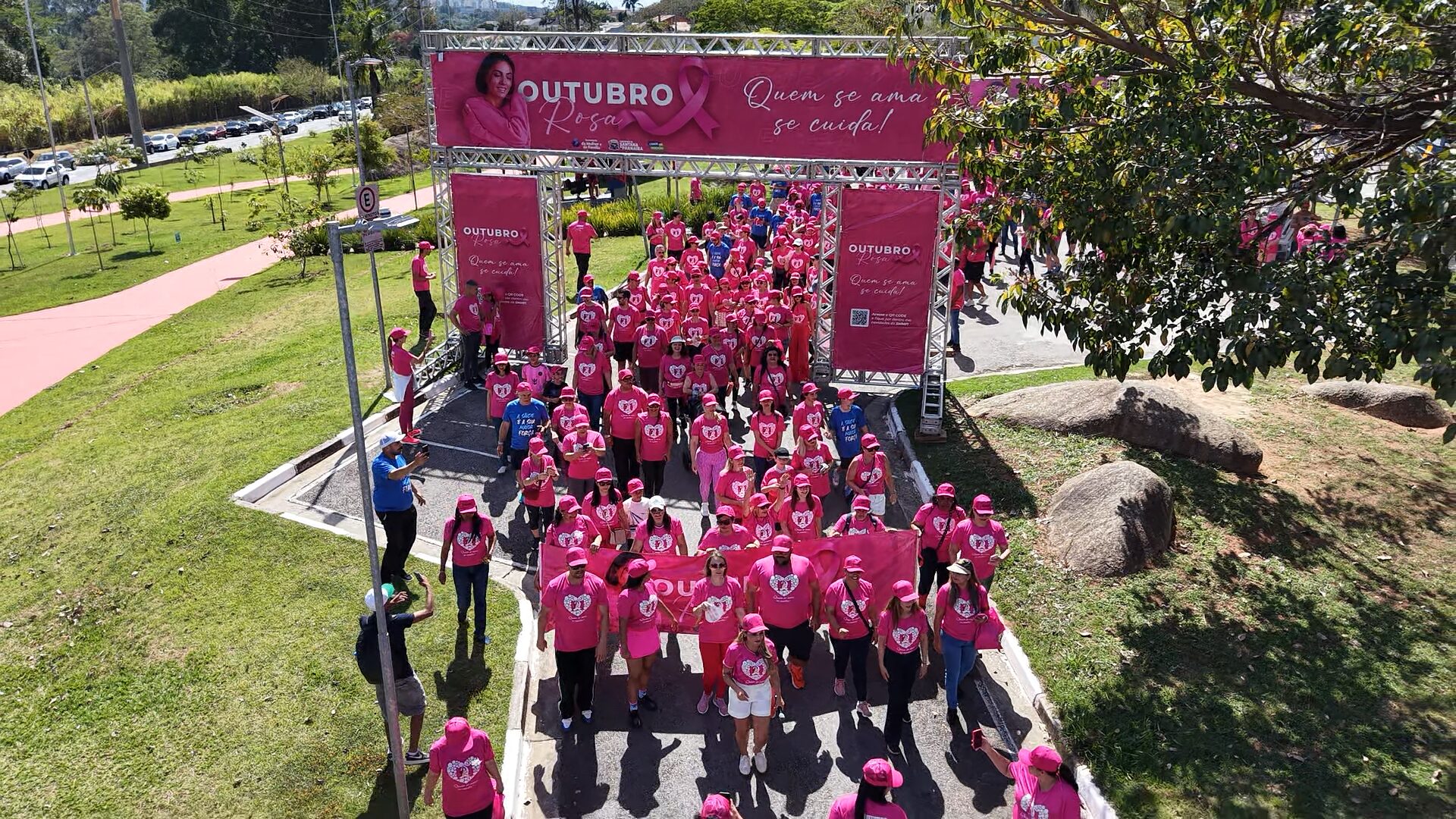 Caminhada Outubro Rosa movimenta Alphaville com energia e conscientização
