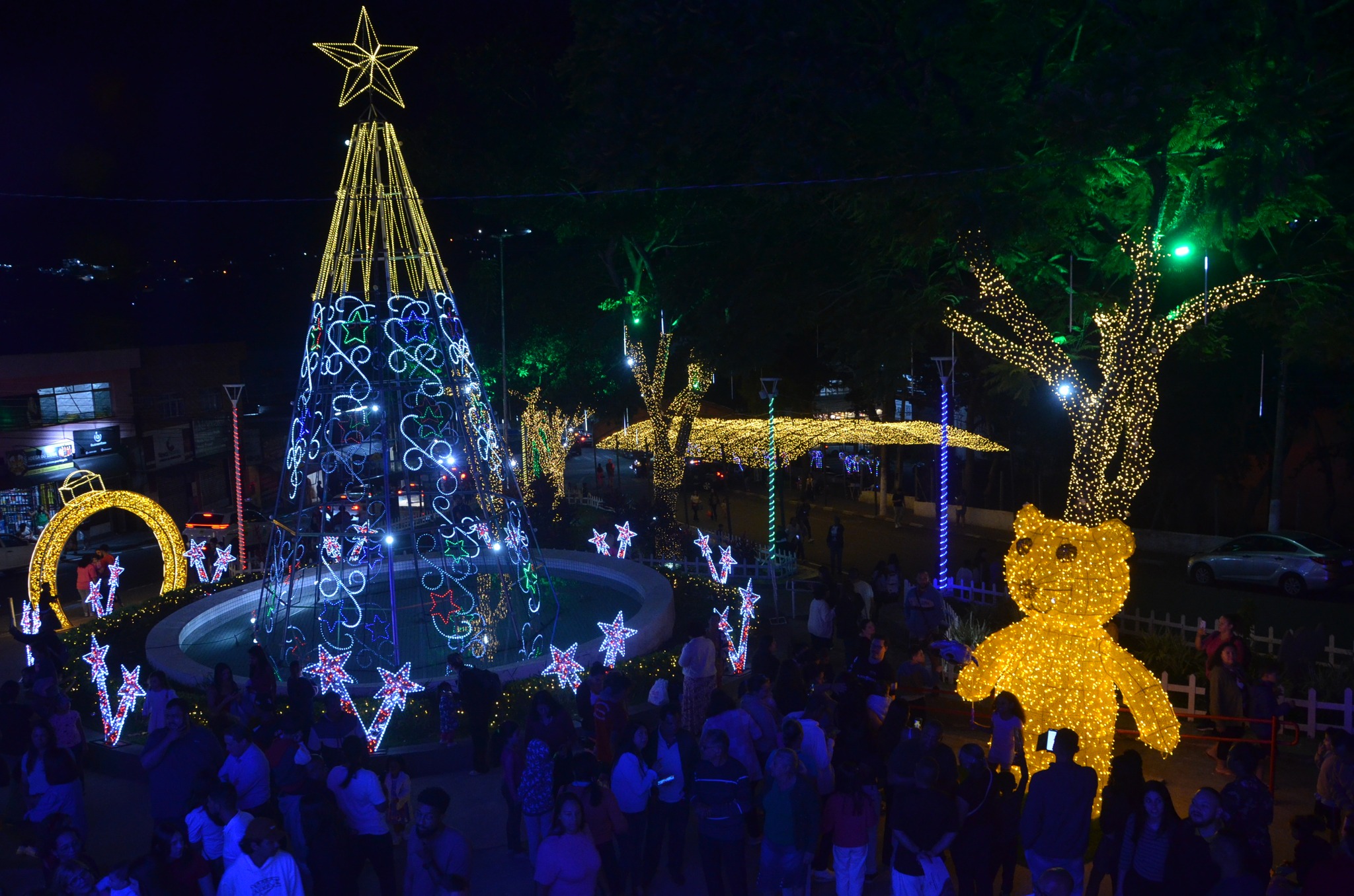 Francisco Morato inaugura seu Natal Iluminado