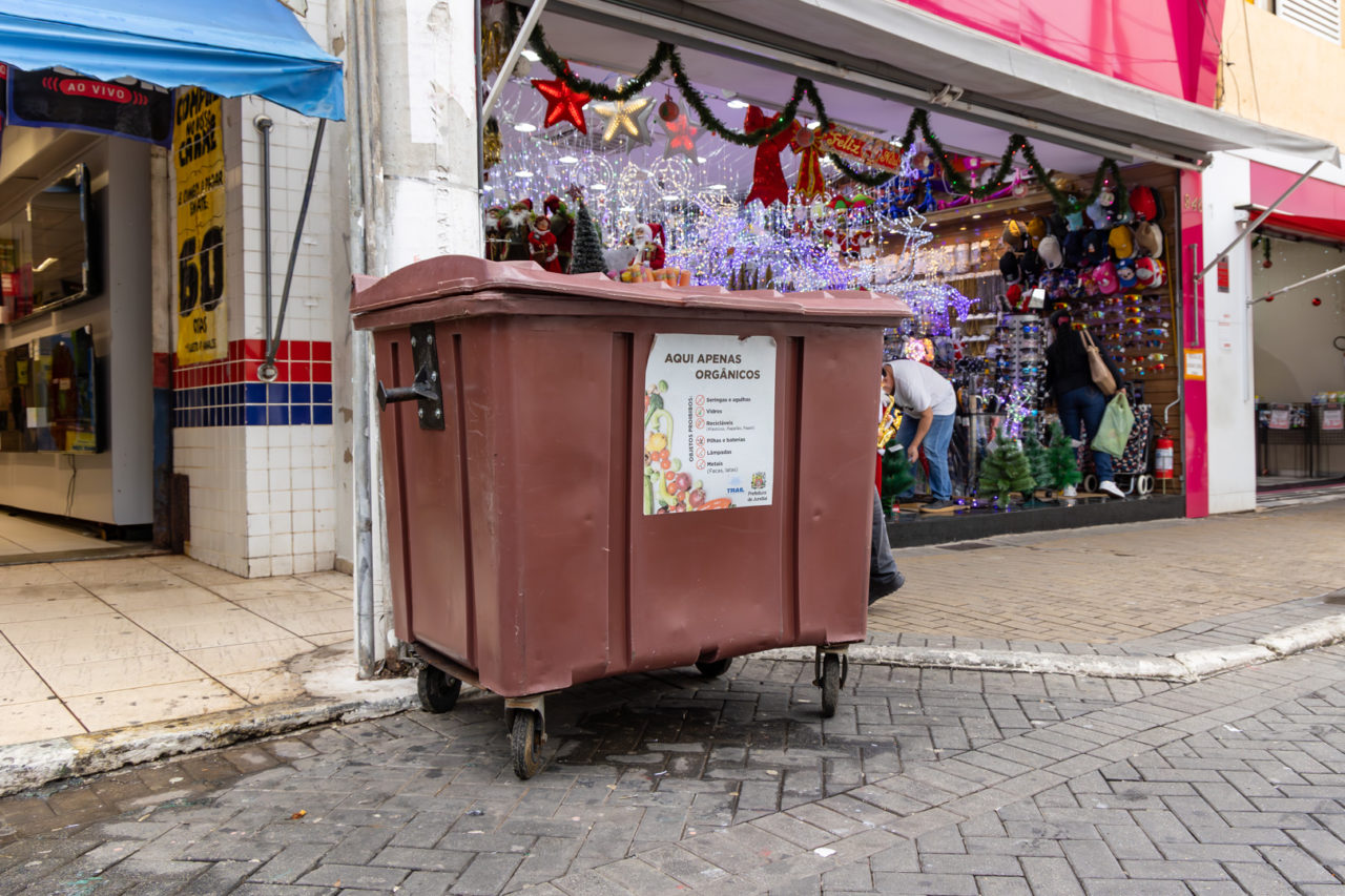 Coleta de lixo no Centro ganha novos horários para atender movimento de Natal