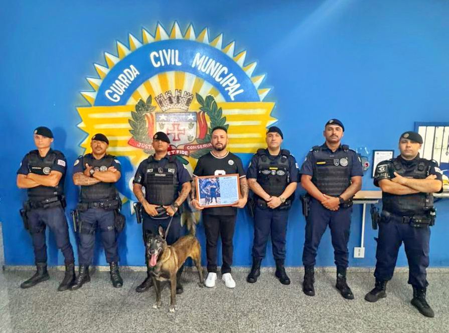 Guarda Civil Municipal homenageia o cão Zeus por serviços prestados à segurança de Cajamar