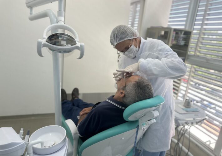 Serviço de próteses dentárias gratuitas segue em funcionamento e transforma sorrisos em Cajamar