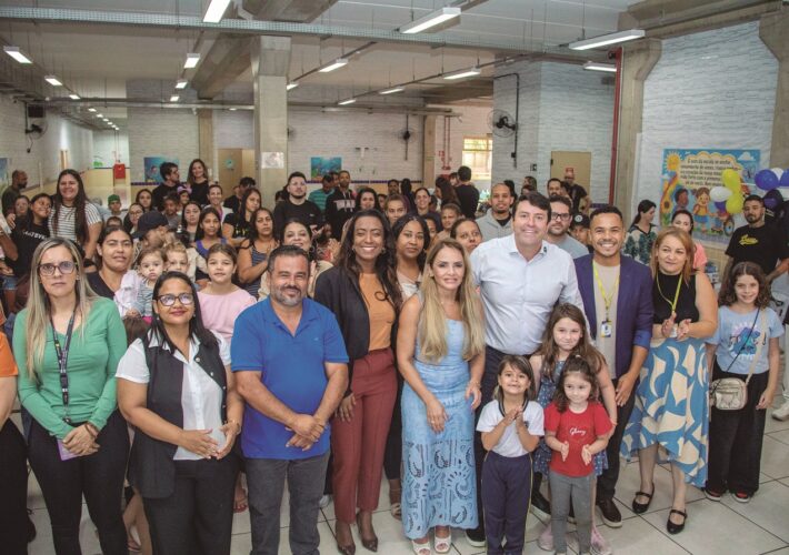 Cidade entrega uniformes e materiais escolares a 32 mil alunos