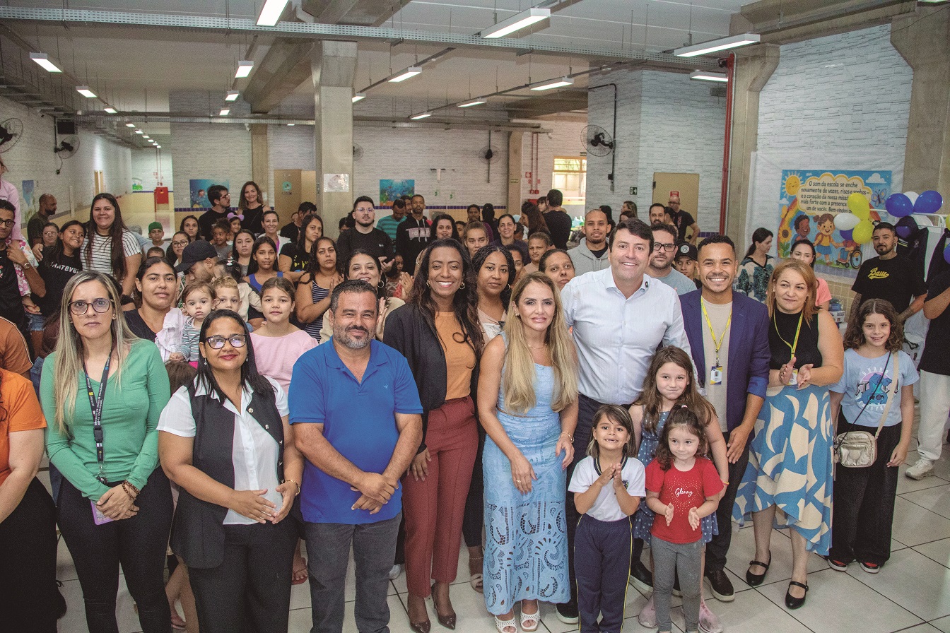 Cidade entrega uniformes e materiais escolares a 32 mil alunos