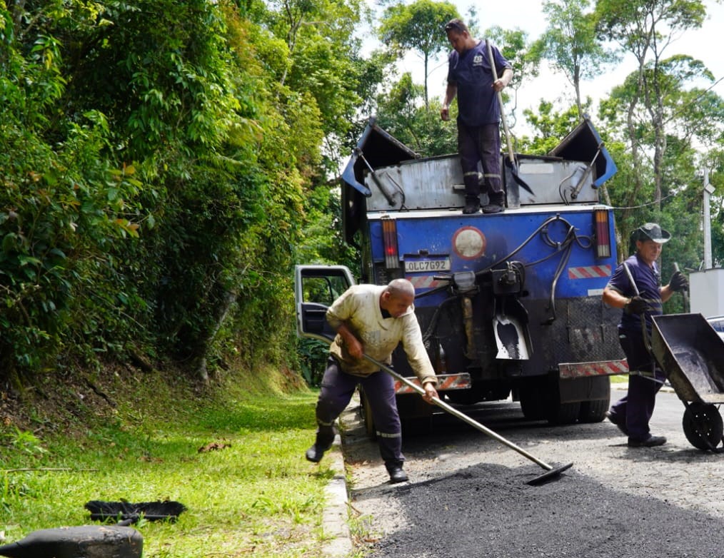 Serviços de tapa-buracos seguem a todo vapor em Caieiras