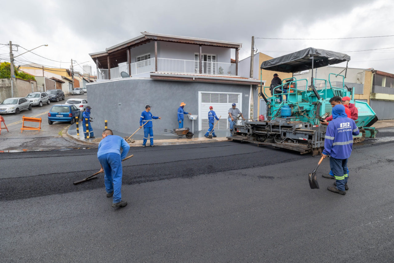 Pavimentação e requalificação viária avançam na Rua Jair Peres, na região Sul de Jundiaí