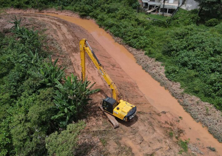Prefeitura de Caieiras realiza desassoreamento e limpeza de rios da cidade