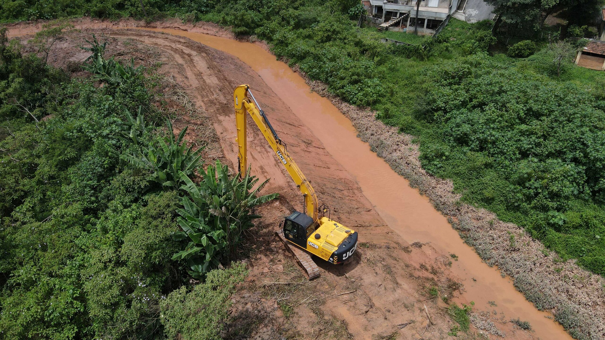 Prefeitura de Caieiras realiza desassoreamento e limpeza de rios da cidade