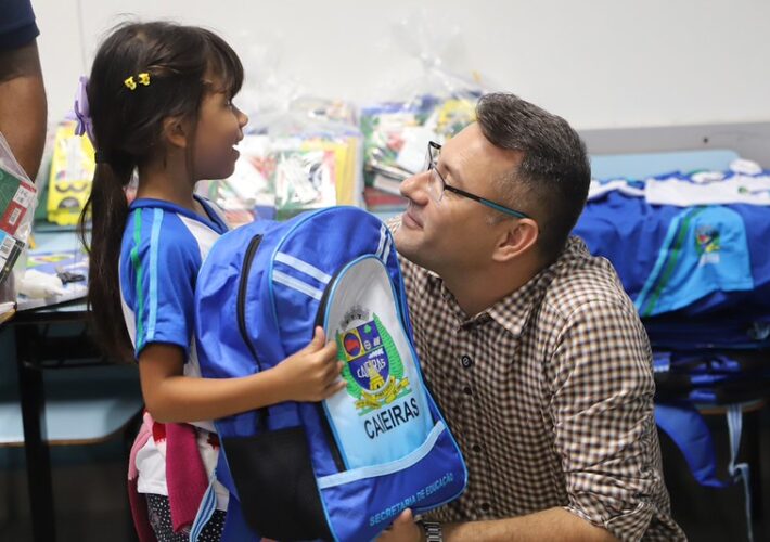 Prefeitura de Caieiras realiza entrega de material escolar e uniforme no primeiro dia de aula