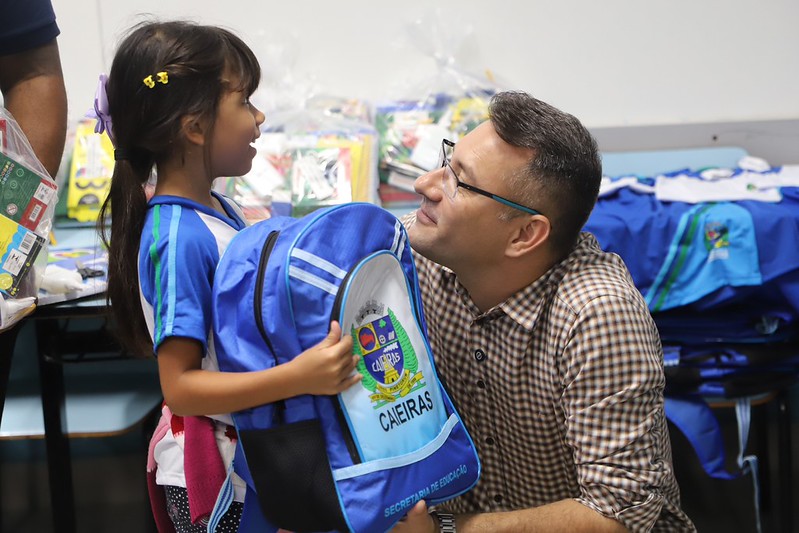 Prefeitura de Caieiras realiza entrega de material escolar e uniforme no primeiro dia de aula