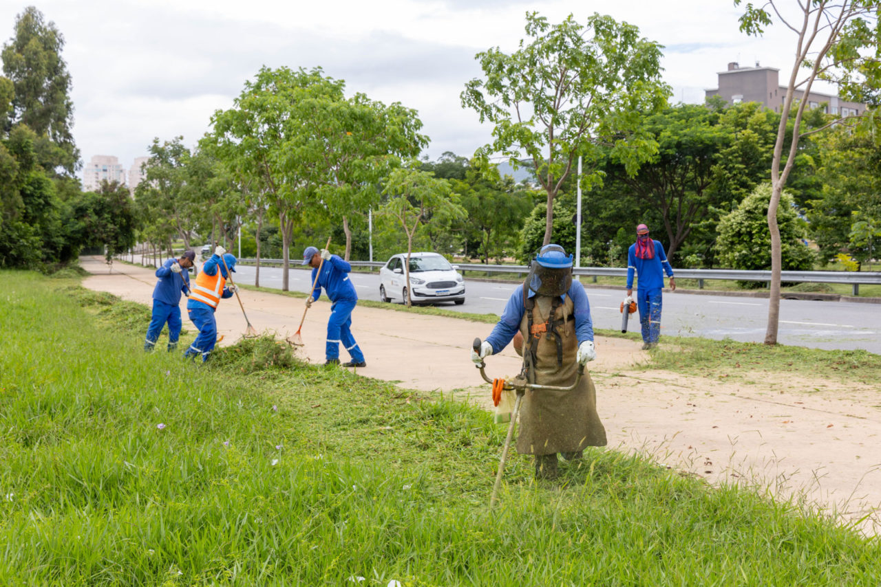 Prefeitura de Jundiaí intensifica serviços de roçagem e poda em todas as regiões da cidade durante período de chuvas